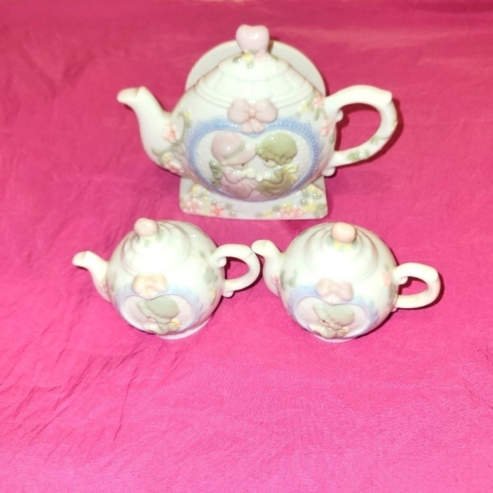 Precious moments vintage collectable set of napkin holder and shakers